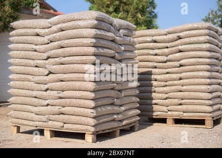 Molti sacchi che sono riempiti con pellet messo su pallet Foto Stock