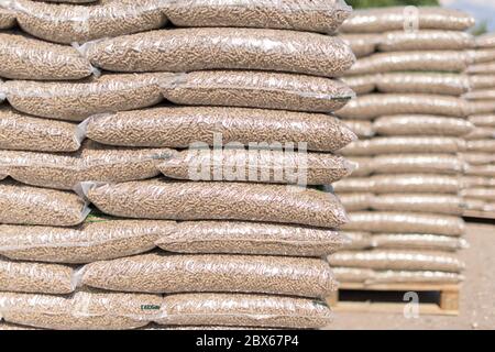 Molti sacchi che sono riempiti con pellet messo su pallet Foto Stock