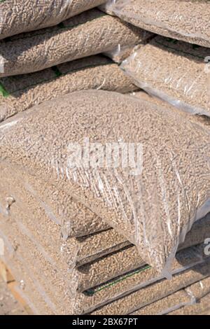 Sacchetti di nylon riempiti con pellet di legno - biomassa Foto Stock