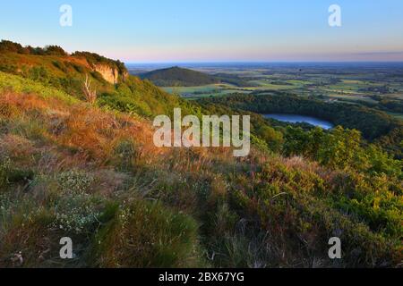 Vista elevata del North Yorkshire e del lago Gormire da Sutton Bank vicino a Thirsk, North Yorkshire Moors National Park, Inghilterra, Regno Unito Foto Stock