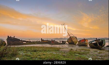 Naufragi di barche a pin Mill, sul fiume Orwell in Suffolk Foto Stock