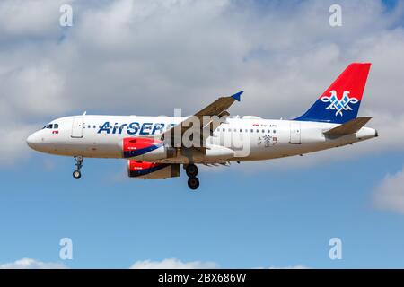 Londra, Regno Unito - 1 agosto 2018: Aereo Serbia Airbus A319 all'aeroporto Heathrow di Londra (LHR) nel Regno Unito. Foto Stock