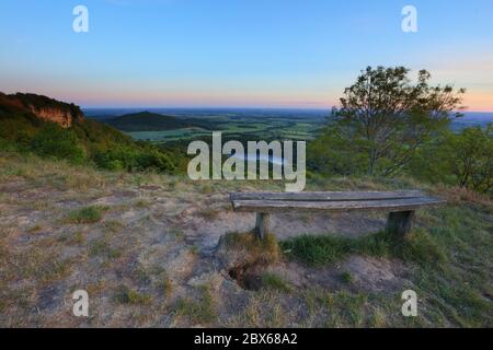 Sedile a panca con vista rialzata del North Yorkshire, Sutton Bank, Inghilterra, Regno Unito Foto Stock