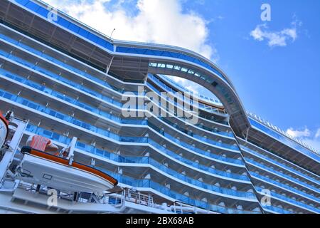 DOMINICA, CARAIBI - 24 MARZO 2017 : la nave della principessa reale attraccata nel porto di Roseau. Royal Princess è gestito dalla Princess Cruises Line e ha un capaci Foto Stock