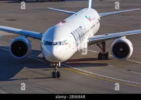 New York City, New York - 27 febbraio 2020: Kuwait Airways Boeing 777-300ER aereo all'aeroporto JFK di New York (JFK) a New York. Boeing è un americano Foto Stock