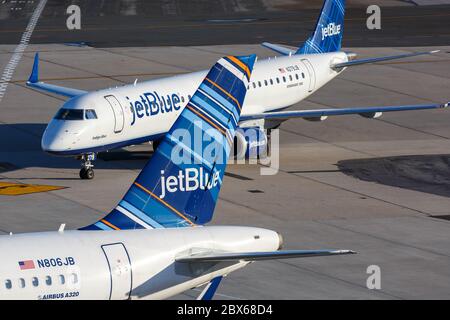 New York City, New York - 27 febbraio 2020: JetBlue Embraer 190 aereo all'aeroporto JFK di New York (JFK) a New York. Foto Stock