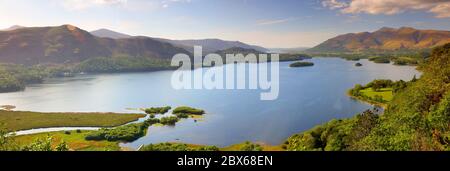 Immagine panoramica dell'acqua di Derwent da una vista a sorpresa in un giorno di sole, Lake District, Cumbria, Inghilterra, Regno Unito Foto Stock