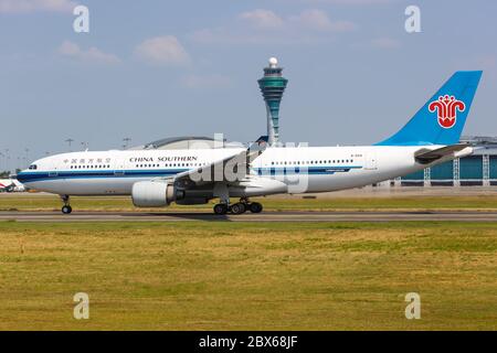 Guangzhou, Cina - 23 settembre 2019: China Southern Airlines Airbus A330-200 aereo all'aeroporto di Guangzhou Baiyun (CAN) in Cina. Airbus è un'Europa Foto Stock