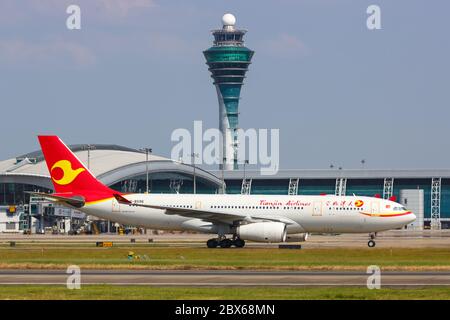 Guangzhou, Cina - 23 settembre 2019: Aereo di linea Tianjin Airlines A330-200 all'aeroporto di Guangzhou Baiyun (CAN) in Cina. Airbus è un aereo europeo Foto Stock