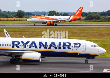 Luton, Regno Unito - 8 luglio 2019: Aereo Ryanair Boeing 737-800 all'aeroporto di Londra Luton (LTN) nel Regno Unito. Boeing è un aereo americano Foto Stock