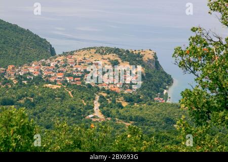 Vista su Trpejca e la costa del lago Ochrid dalle montagne del Parco Nazionale della Galicica, Macedonia. Foto Stock