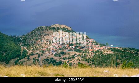 Vista su Trpejca e la costa del lago Ochrid dalle montagne del Parco Nazionale della Galicica, Macedonia. Foto Stock