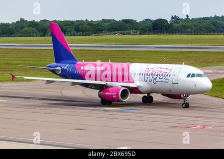 Luton, Regno Unito - 8 luglio 2019: WizAir Airbus A320 aereo all'aeroporto di Londra Luton (LTN) nel Regno Unito. Airbus è un aereo europeo Foto Stock