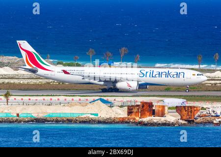 Male, Maldive - 17 febbraio 2018: SriLankan Airbus A330-300 aereo Male aeroporto (MLE) sulle Maldive. Airbus è un produttore europeo di aeromobili Foto Stock