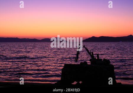 Achivadolimni spiaggia tramonto a vecchio, Milos isola, Cicladi, Grecia. Milos è una delle isole meridionali delle Cicladi dell'arcipelago Foto Stock