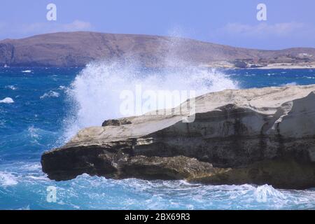 Rottura del wave alla spiaggia di Sarakiniko, isola di Milos, Cicladi, Grecia. Milos è una delle isole meridionali delle Cicladi dell'arcipelago Foto Stock