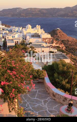 Plaka villaggio visto dal castello, isola di Milos, Cicladi, Grecia. Milos è una delle isole meridionali delle Cicladi dell'arcipelago Foto Stock