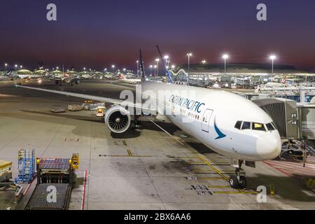 Hong Kong, Cina - 20 settembre 2019: Cathay Pacific Boeing 777-300ER aereo all'aeroporto di Hong Kong (HKG) in Cina. Boeing è un aereo americano ma Foto Stock