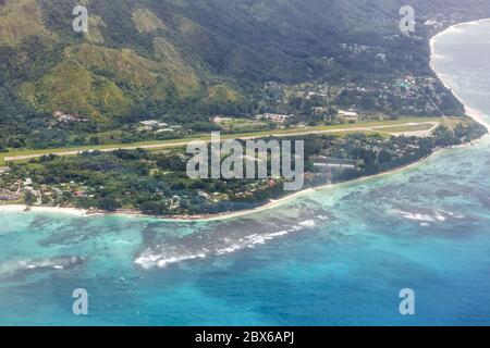 Praslin, Seychelles - 7 febbraio 2020: Vista aerea dell'aeroporto di Praslin (PRI) sulle Seychelles. Foto Stock