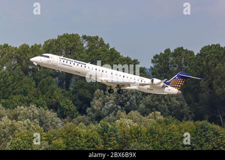 Schkeuditz, Germania - 31 agosto 2017: Lufthansa Regional CityLine Bombardier CRJ-900 aereo all'aeroporto Leipzig Halle (LEJ) in Germania. Foto Stock