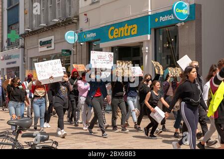 Cork, Irlanda, 5 giugno 2020. La protesta delle vite nere è importante, Cork City. Nonostante sia stato annullato dall'organizzatore oggi Black Lives la protesta è andato avanti come previsto. I manifestanti si sono incontrati alle 14:00 alla stazione di Kent e si è chiarito che le linee guida di allontanamento sociale dovevano essere tenute sempre presenti, questo è stato aiutato dalla presenza di stewards di sicurezza e di un Garda Siochana, Partirono dalla stazione di Kent e si diressero al Cork City Libary dove i manifestanti si riunirono e tennero un momento di silenzio di 8 minuti in memoria di George Floyd, quando la morte scatenò le proteste in tutto il mondo. Foto Stock