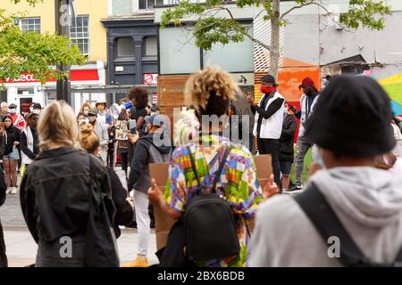 Cork, Irlanda, 5 giugno 2020. La protesta delle vite nere è importante, Cork City. Nonostante sia stato annullato dall'organizzatore oggi Black Lives la protesta è andato avanti come previsto. I manifestanti si sono incontrati alle 14:00 alla stazione di Kent e si è chiarito che le linee guida di allontanamento sociale dovevano essere tenute sempre presenti, questo è stato aiutato dalla presenza di stewards di sicurezza e di un Garda Siochana, Partirono dalla stazione di Kent e si diressero al Cork City Libary dove i manifestanti si riunirono e tennero un momento di silenzio di 8 minuti in memoria di George Floyd, quando la morte scatenò le proteste in tutto il mondo. Foto Stock