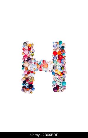 Lettera H realizzata con belle gemme o cristalli di vetro brillanti su sfondo bianco isolato Foto Stock