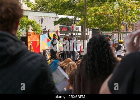 Cork, Irlanda, 5 giugno 2020. La protesta delle vite nere è importante, Cork City. Nonostante sia stato annullato dall'organizzatore oggi Black Lives la protesta è andato avanti come previsto. I manifestanti si sono incontrati alle 14:00 alla stazione di Kent e si è chiarito che le linee guida di allontanamento sociale dovevano essere tenute sempre presenti, questo è stato aiutato dalla presenza di stewards di sicurezza e di un Garda Siochana, Partirono dalla stazione di Kent e si diressero al Cork City Libary dove i manifestanti si riunirono e tennero un momento di silenzio di 8 minuti in memoria di George Floyd, quando la morte scatenò le proteste in tutto il mondo. Foto Stock