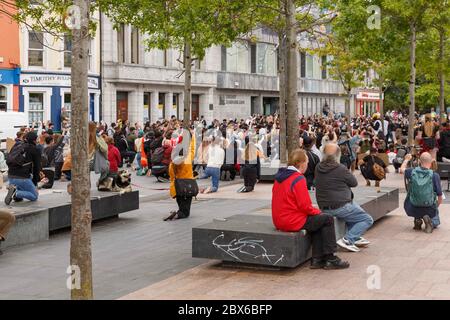 Cork, Irlanda, 5 giugno 2020. La protesta delle vite nere è importante, Cork City. Nonostante sia stato annullato dall'organizzatore oggi Black Lives la protesta è andato avanti come previsto. I manifestanti si sono incontrati alle 14:00 alla stazione di Kent e si è chiarito che le linee guida di allontanamento sociale dovevano essere tenute sempre presenti, questo è stato aiutato dalla presenza di stewards di sicurezza e di un Garda Siochana, Partirono dalla stazione di Kent e si diressero al Cork City Libary dove i manifestanti si riunirono e tennero un momento di silenzio di 8 minuti in memoria di George Floyd, quando la morte scatenò le proteste in tutto il mondo. Foto Stock