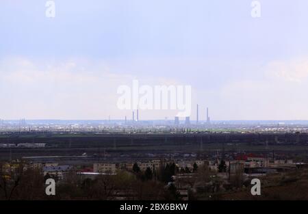 Città industriale della raffineria petrolifera vista da lontano, a Ploiesti, Romania Foto Stock