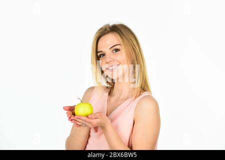 questo è per me. cibo sano. pieno di vitamina. cibo naturale e biologico. buono per la salute dei denti. ragazza sorridente con mela isolata su bianco. idea di dieta. frutta vietata. donna felice tenere mela. Foto Stock