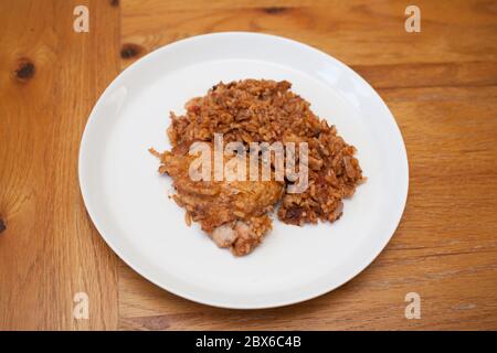 Un piatto iracheno di pollo e riso a cottura lenta conosciuto localmente come tbiet Foto Stock