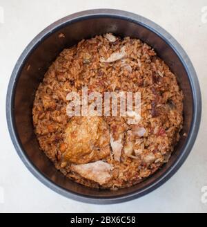 Pollo e riso iracheni cotti lentamente prima di servire Foto Stock