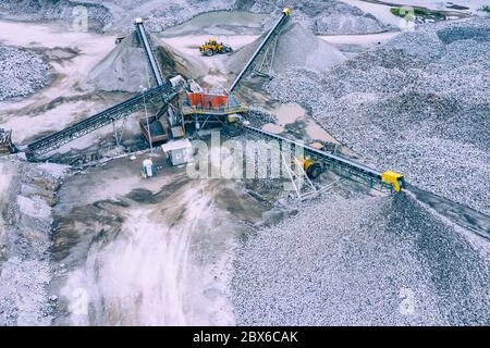 Apri Vista dall'alto Pit Mine. Vista aerea della miniera industriale a cielo aperto. Estrazione di prodotti in opencast. Stabilimento di produzione di materiali sabbiosi per la costruzione indu Foto Stock