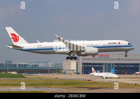 Shanghai, Cina - 28 settembre 2019: Aereo China Airbus A350-900 all'aeroporto di Shanghai Hongqiao (SHA) in Cina. Airbus è un aereo europeo ma Foto Stock