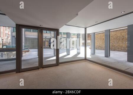 Interno del foyer residenziale del blocco residenziale dell'edificio Economist. The Smithson, Londra, Regno Unito. Architetto: Alison e Peter Foto Stock