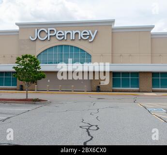 Una J C Penney, catena di grandi magazzini con copertura esterna a Wareham, Massachusetts USA, chiusa durante la pandemia di Covid-19, richiedeva la chiusura al dettaglio Foto Stock