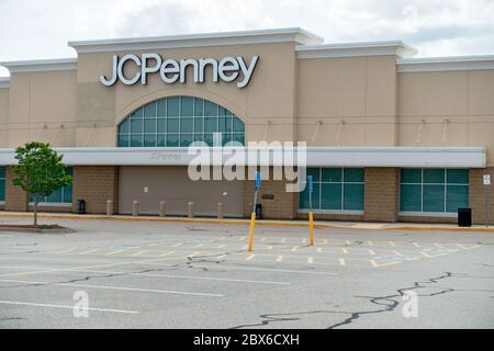 Una J C Penney, catena di grandi magazzini con copertura esterna a Wareham, Massachusetts USA, chiusa durante la pandemia di Covid-19, richiedeva la chiusura al dettaglio Foto Stock