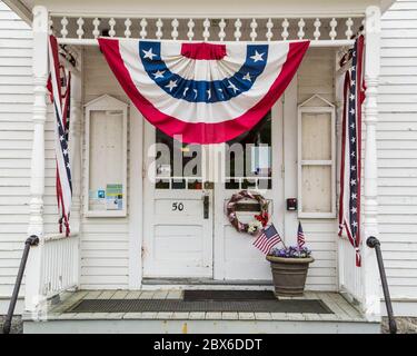 Phillipston, il municipio del Massachusetts, decorato per il Memorial Day Foto Stock