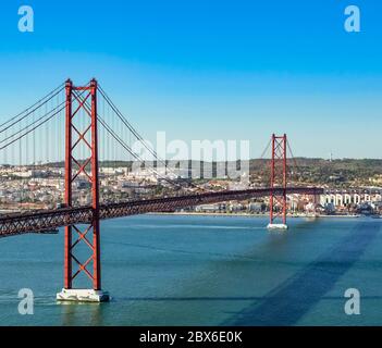 25 aprile Ponte e paesaggio urbano di Lisbona in una giornata di sole. Foto Stock