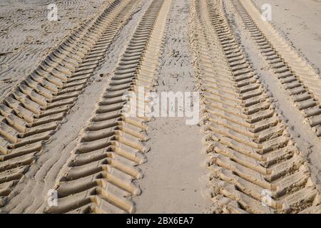 Tracce di pneumatici auto impronte nella sabbia Foto Stock