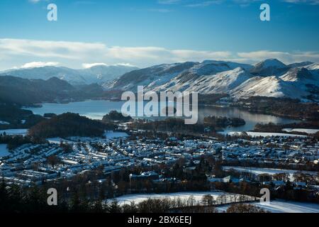 Una meravigliosa vista innevata di Keswick, Derwentwater e delle colline circostanti, Lake District, Cumbria, Inghilterra. Preso da Latrigg cadde. Foto Stock