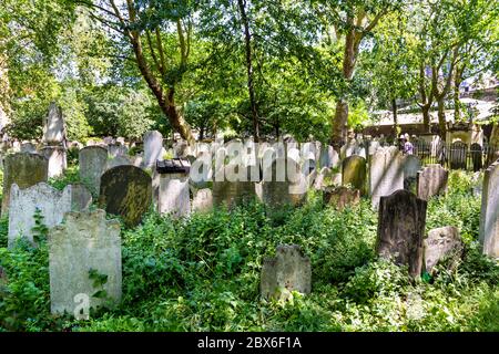 Vecchie pietre da testa sopravite al campo di sepoltura di Victorian Bunhill Fields, Old Street, Londra, Regno Unito Foto Stock