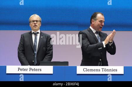 Gelsenkirchen, Germania. 2018. Firo: 03.06.2018, calcio, 1.Bundesliga, stagione 2018/2019, FC Schalke 04, JHV, assemblea generale annuale, S04 Schalke boss Clemens Tonnies, Toennies, presidente del consiglio di sorveglianza, gesto, gesto, S04 CFO, management, Peter Peters | Use Worldwide Credit: dpa/Alamy Live News Foto Stock