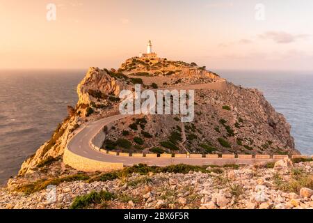 Faro di Capo Formentor sull'isola di Maiorca con i toni rossastri del tramonto. Concetto di paesaggio Foto Stock