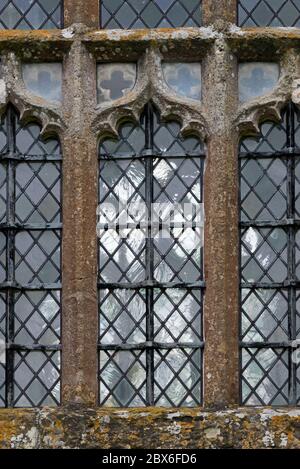 Finestre in vetro a piombo nell'abbazia di Cleeve, Washford, Somerset, Inghilterra, Regno Unito. Un albergo classificato di grado 1 gestito da English Heritage Foto Stock