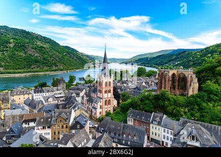Bacharach am Rhein. Piccola città sul fiume Alto Medio Reno (Mittelrhein). Bella vista panoramica aerea con cartolina e una chiesa. Renania-Palati Foto Stock