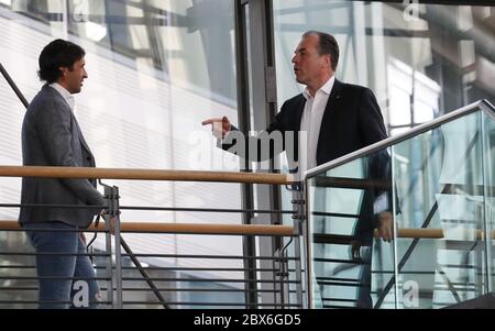 Gelsenkirchen, Germania. 2018. Firo: Calcio, stagione 2017/2018 15.04.2018 1.Bundesliga: FC Schalke 04 - BVB Borussia Dortmund 2: 0 Senor Raul con Clemens Tonnies | Usage worldwide Credit: dpa/Alamy Live News Foto Stock