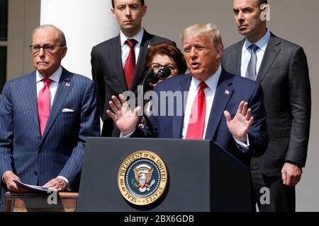 Il presidente degli Stati Uniti Donald J. Trump fa un commento prima di firmare il D.R. 7010 - PPP Flexibility Act del 2020 nel Rose Garden della Casa Bianca a Washington, DC il 5 giugno 2020. Nella foto a sinistra è direttore del Consiglio economico nazionale Larry Kudlow e a destra è il Segretario del lavoro americano Eugene Scalia.Credit: Yuri Grippas/Pool via CNP | Usage worldwide Foto Stock