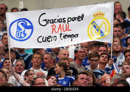 Gelsenkirchen, Germania. 2013 luglio. Primo: Calcio, calcio: 27.07.2013 1.Bundesliga, preparazione stagione 2013/2014, test game, gioco di addio Raul, Raul, FC Schalke 04 - al-Sadd, banner 'Gracias porel Raul cuero tiempo' | usage worldwide Credit: dpa/Alamy Live News Foto Stock